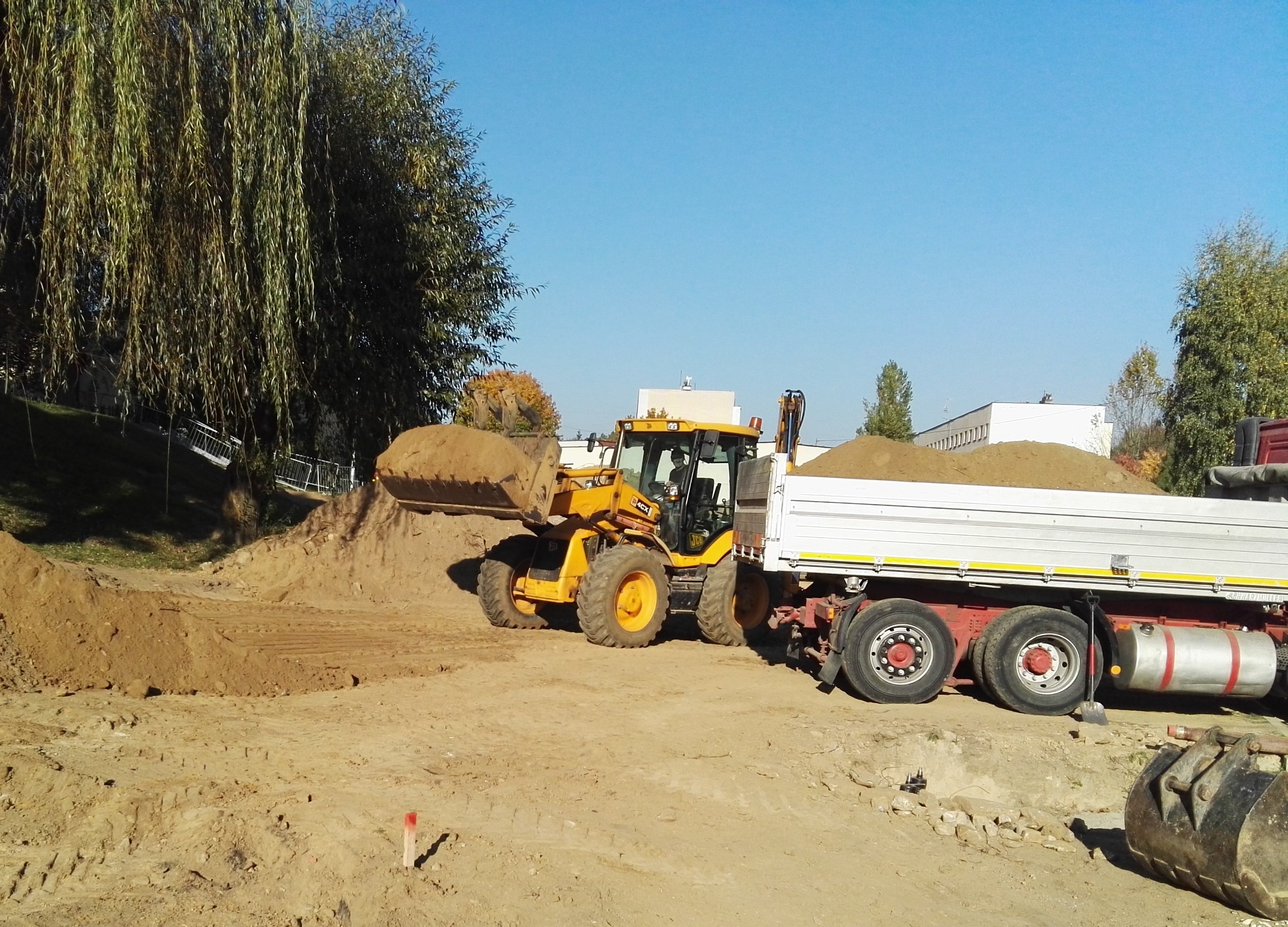 Usługi koparko- ładowarką JCB 4CX