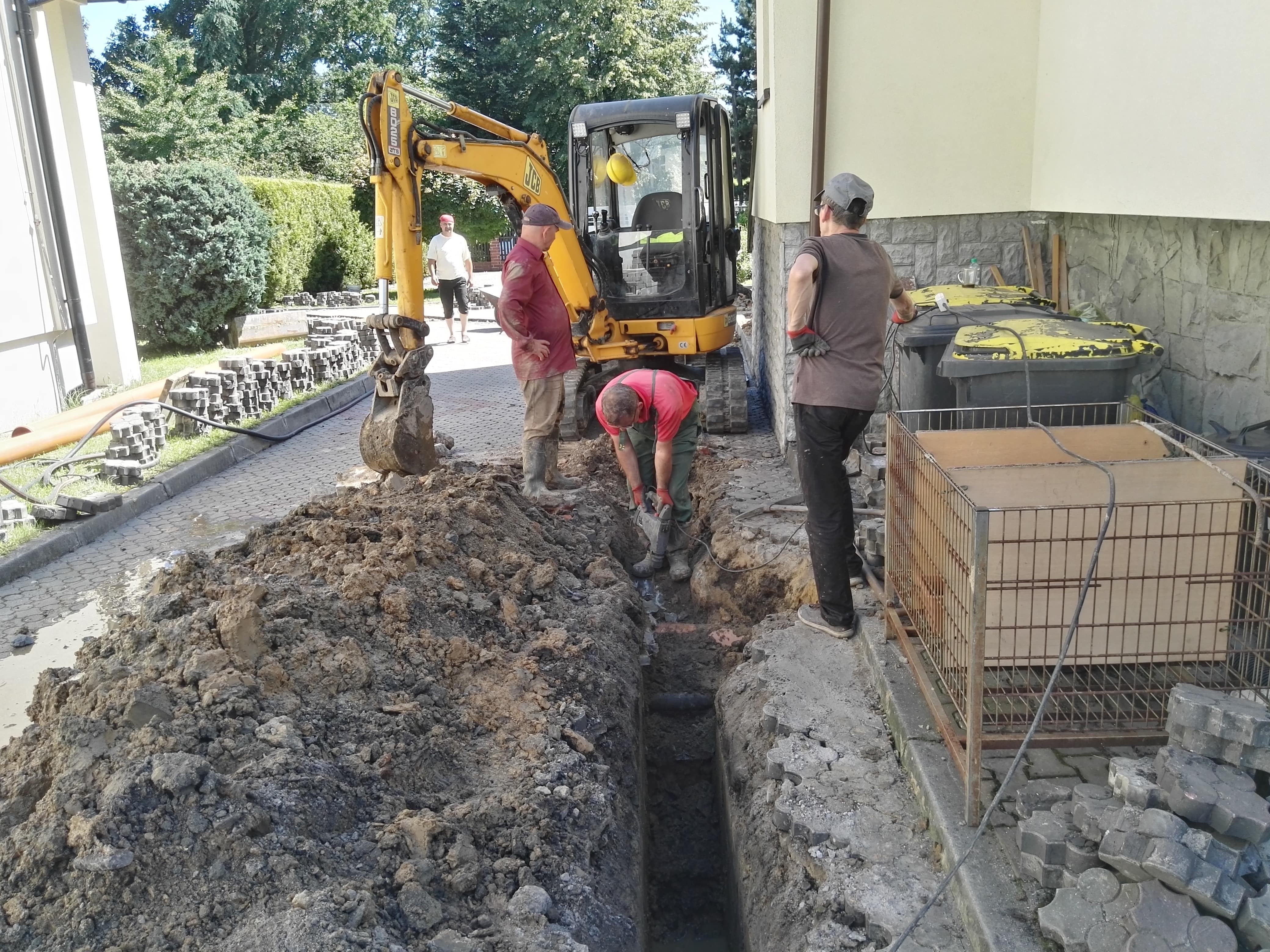Usługi minikoparką JCB 8025