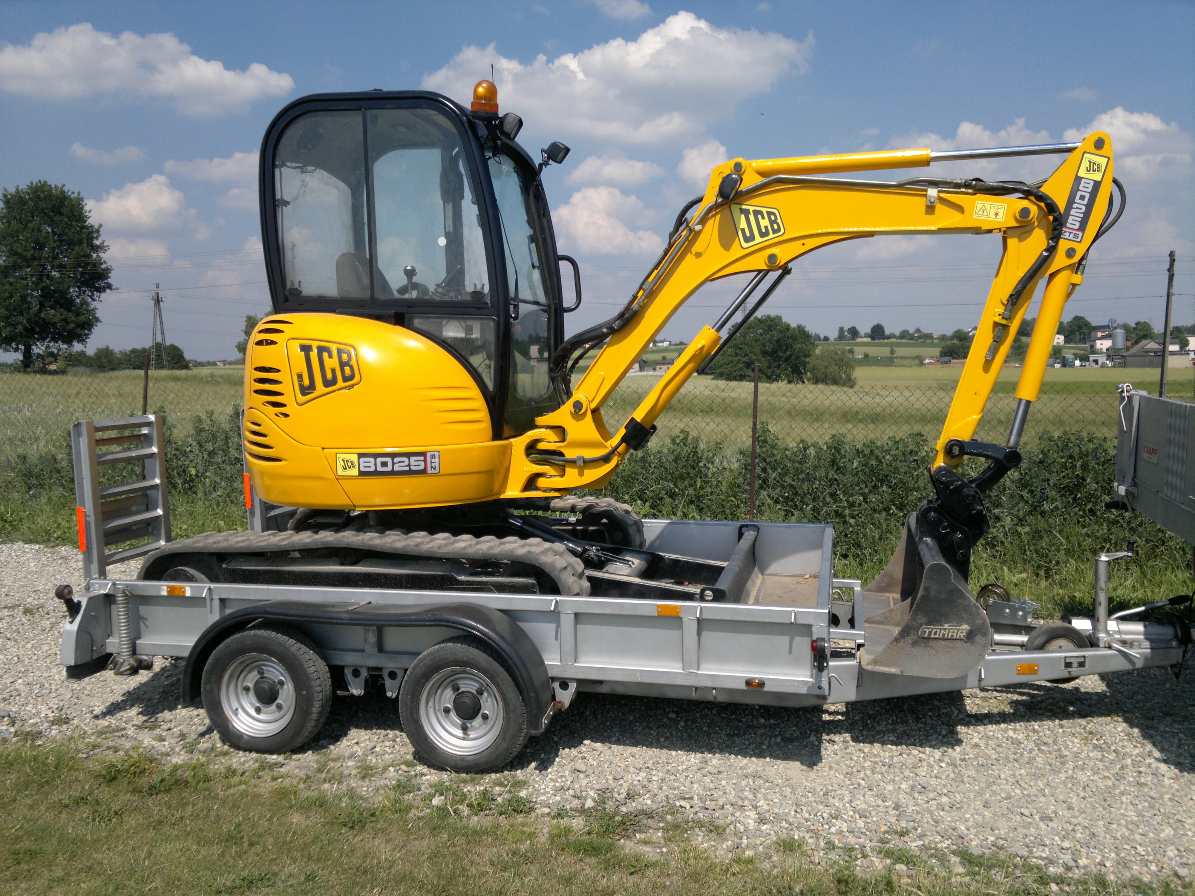 Usługi minikoparką JCB 8025